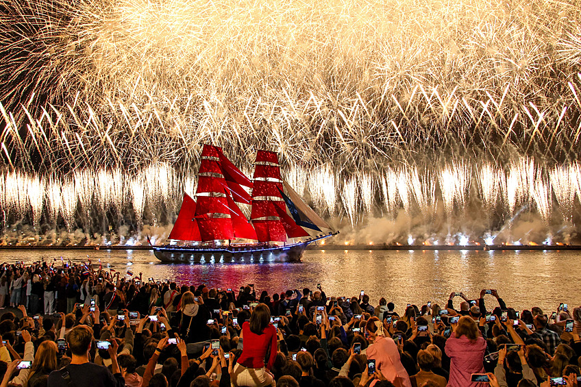 Бриг "Россия" на Неве во время ежегодного праздника выпускников "Алые паруса", июнь 2025 года