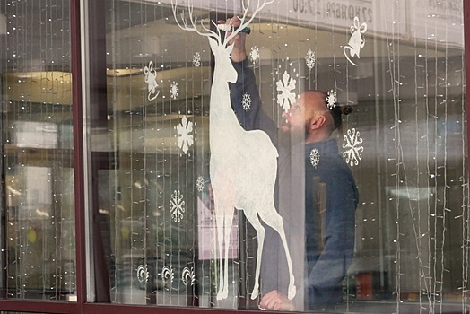 В Савелках зеленоградские художники украсили окна Культурного центра новогодними рисунками