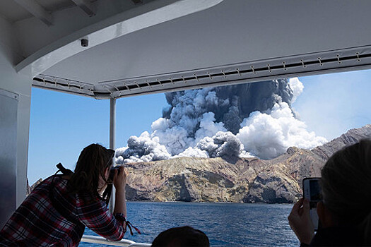 Число погибших при извержении вулкана в Новой Зеландии возросло до 16