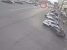 В Волгограде момент наезда на 19-летнего самокатчика попал на видео