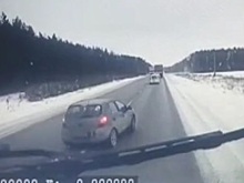 Водитель и пассажир легковушки пережили двойное ДТП с фурами. Видео