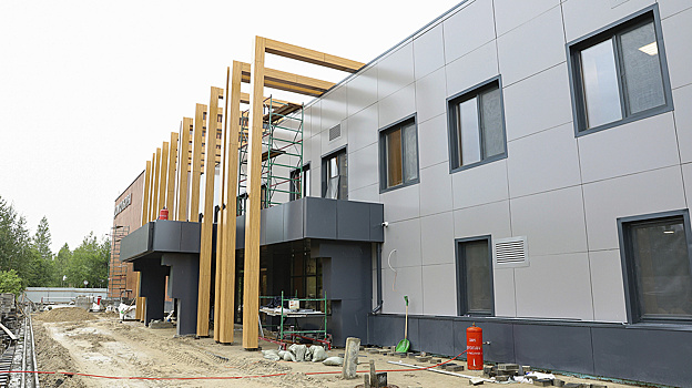 Строители завершают капитальный ремонт Дома культуры в Муравленко