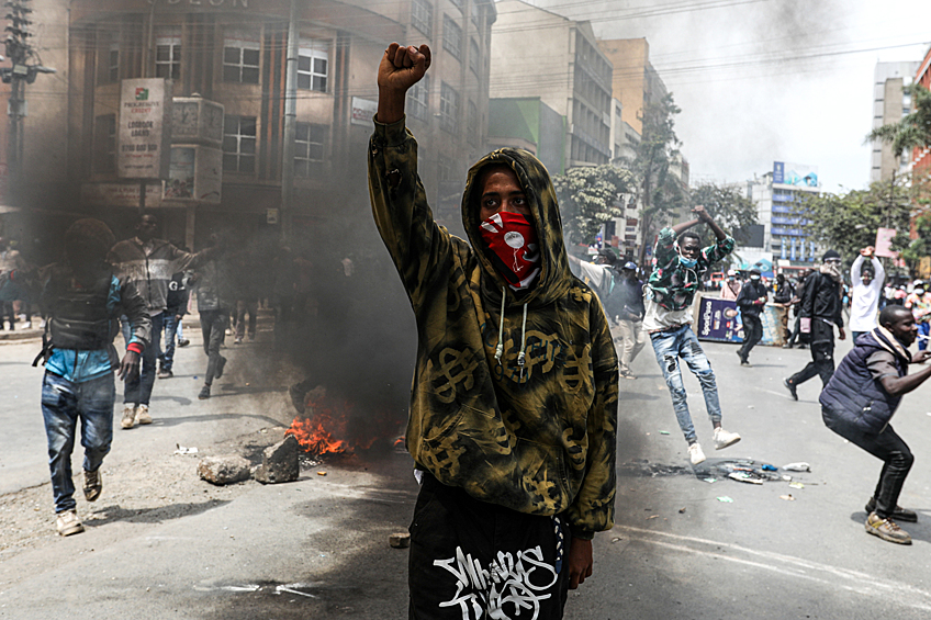 Участник антиправительственных протестов в Найроби, 2 июля 2024 года