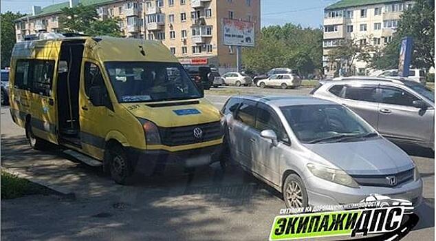 «Пытался проскочить»: житель Владивостока сел в маршрутку и пострадал