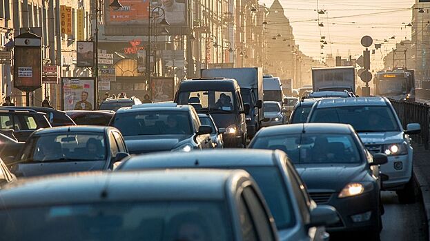 Петербург вечером предпраздничного дня сковали многокилометровые пробки