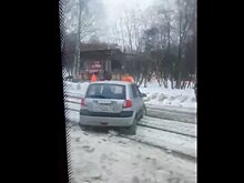 Вылетевшая на рельсы иномарка парализовала движение трамваев на проспекте Гагарина