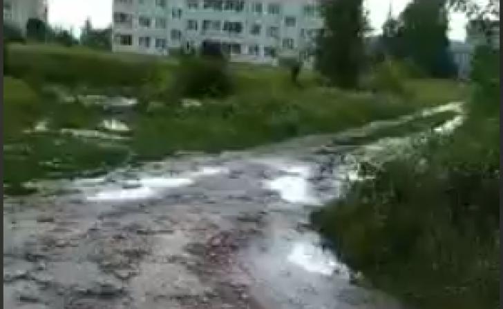 Жители поселка Лазурный в Курском районе жалуются на отсутствие дороги
