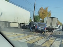 Высыпавшиеся на дорогу овощи создали пробку на Московском шоссе