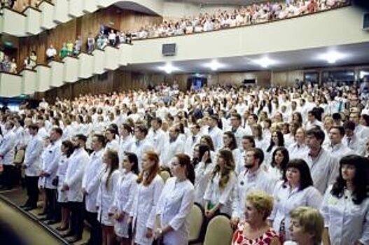 В Красноярске 500 выпускников медицинского университета дали клятву врача