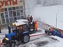 В Красной Поляне улетевшую в кювет машину каршеринга пришлось вытаскивать трактором