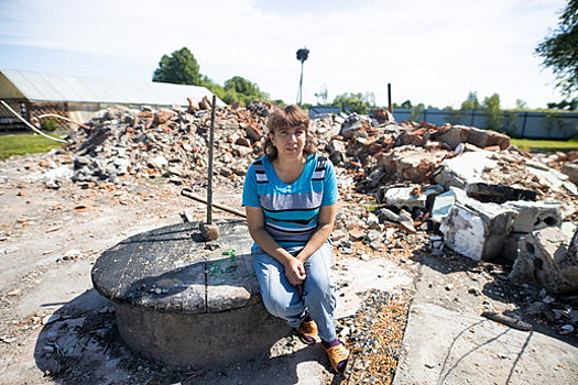 «Зимой рубила лёд»: как живёт под Черняховском мать восьмерых детей, у которой сгорел дом