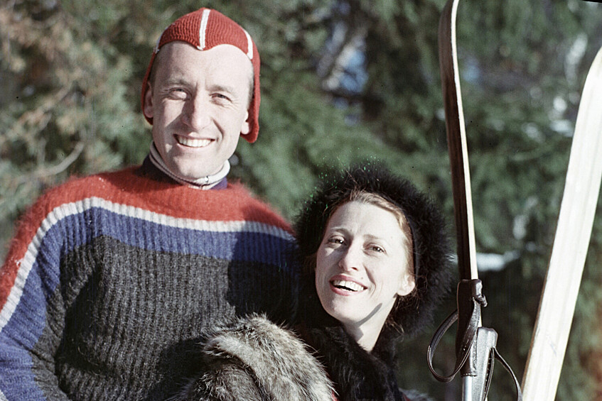 Балерина Майя Плисецкая с супругом, композитором Родионом Щедриным, на прогулке в подмосковном лесу, 16 февраля 1962 года