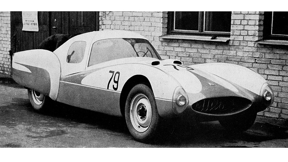 Автомобиль «Киев» был создан не на крупном заводе, а энтузиастами и инженерами в экспериментальных мастерских авиационного ОКБ имени Антонова. Такие проекты были характерны для советского автоспорта, где важную роль играли спортивные клубы и конструкторы-любители. Особенностями серии машин, объединённых общим «Киев», стали оригинальная компоновка и малый вес, что в сочетании с агрегатами от банальных советских дорожных автомобилей позволяли спорткару быть быстрым. Хотя автомобиль не получил широкой известности, он активно использовался в соревнованиях и стал частью истории советского автоспорта.