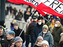 Жители Вены вышли протестовать против обязательной вакцинации от COVID-19