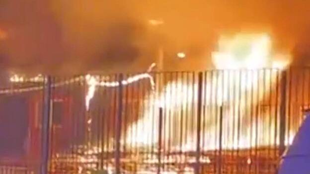 Мощный пожар произошел около станции Щербинка в Москве