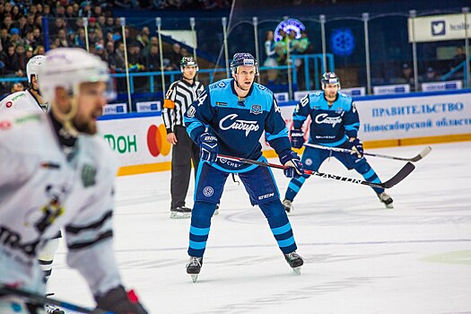 Хоккей: Александр Макаров остается в «Сибири» еще на один сезон