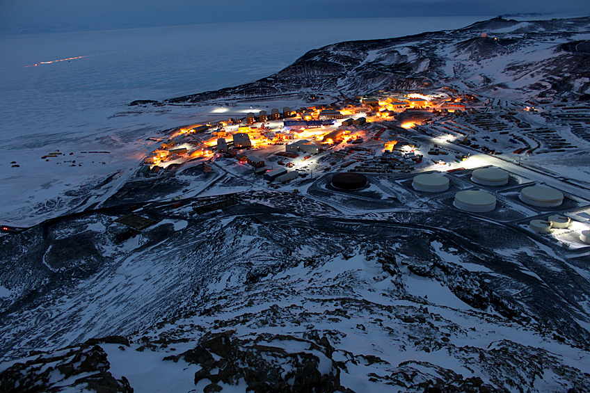 Исследовательский центр и главный населённый пункт в Антарктике, являющейся самым изолированным континентом планеты, станция Мак-Мердо принадлежит Антарктической программе США и является филиалом Национального научного фонда. На станции может разместиться до 1.258 человек, которым придётся бороться с суровым антарктическим климатом