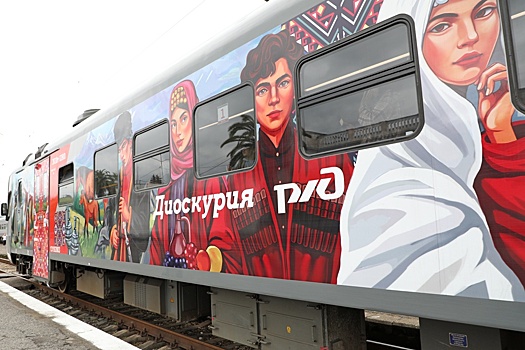 Следовавший в Сочи электропоезд "Диоскурия" сошел с рельсов в Абхазии