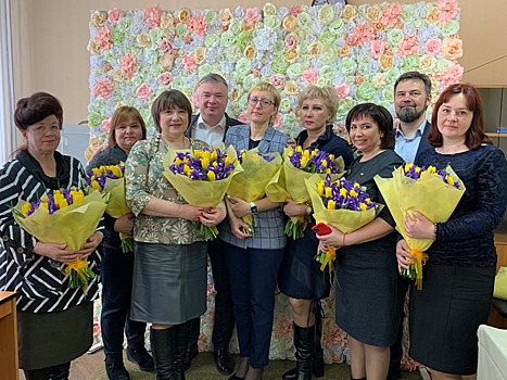 Депутат Госдумы поздравил нижегородок с праздником весны