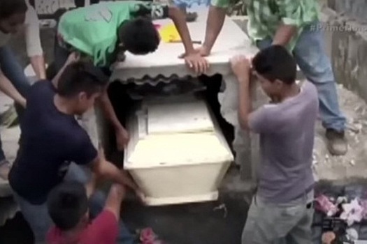 В Гондурасе беременная девушка очнулась в гробу после похорон