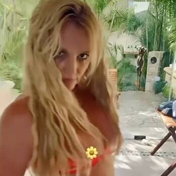 Бритни Спирс станцевала на камеру с полуобнаженной грудью