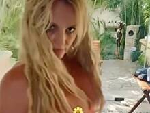 Бритни Спирс станцевала на камеру с полуобнаженной грудью