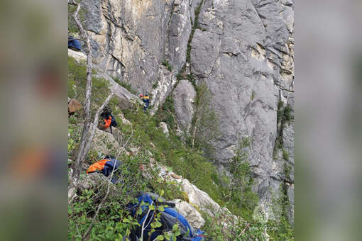 В Алтае спасатели помогли альпинисту, который сорвался со скалы и получил травмы