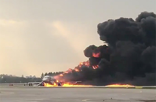 В «Шереметьево» после аварийной посадки загорелся самолет «Аэрофлота» Superjet-100
