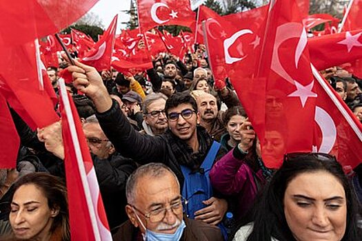 В Стамбуле прошел митинг в поддержку приговоренного к тюрьме мэра