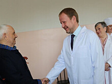 Губернатор Алтайского края Томенко побывал в госпитале для ветеранов войн