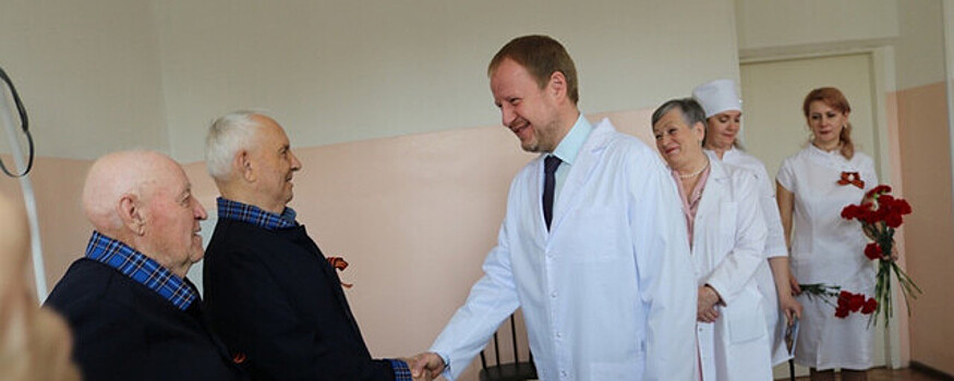Губернатор Алтайского края Томенко побывал в госпитале для ветеранов войн