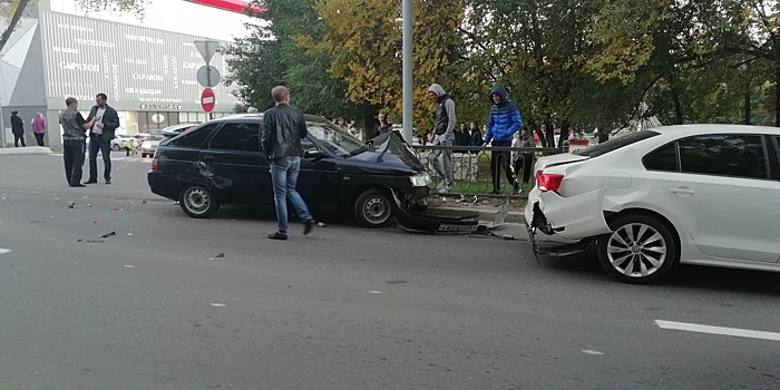 Водитель разбил себе голову в тройном ДТП у сквера Рубин