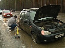 Напротив Новозападного кладбища около 15 автомобилей пробили шины