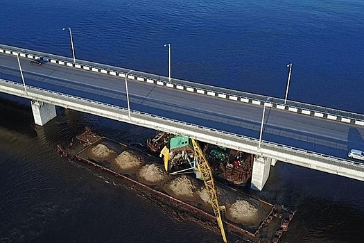 Баржа с подъемным краном врезалась в мост на реке в Пермском крае