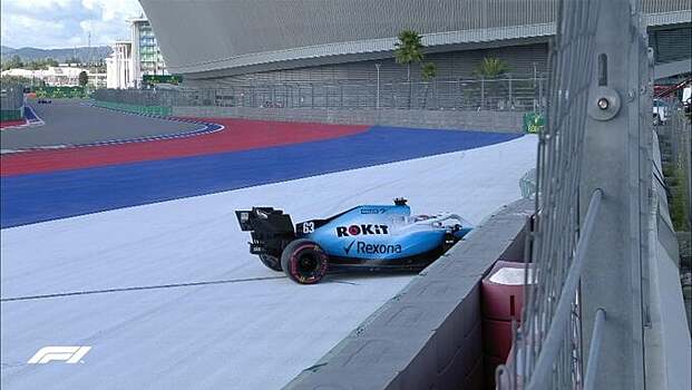 Расселл попал в аварию в режиме виртуальной машины безопасности из-за проблем с тормозами