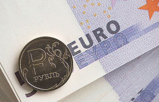 Евро опустился ниже 71 рубля впервые с 22 июля