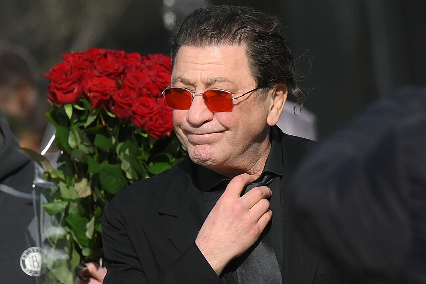 Певец Григорий Лепс идет на церемонию прощания с народным артистом России Бедросом Киркоровым, которая пройдет в Большом траурном зале Троекуровского кладбища, 21 марта 2025 года