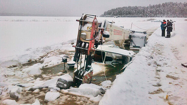 В Иркутской области бензовоз провалился под лед