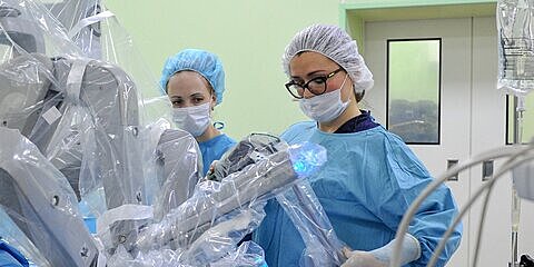 Столичные врачи провели первую в России операцию по удалению грыжи с помощью робота Da Vinci