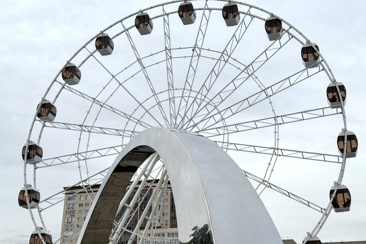 Люди застряли в мороз на колесе обозрения на Украине