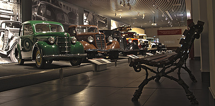 Автомобили как искусство. Выставка ретротехники открылась в центре Екатеринбурга