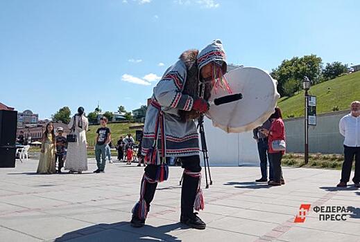 Власти Ноябрьска рассказали, зачем отгородили стеной прогулочную зону