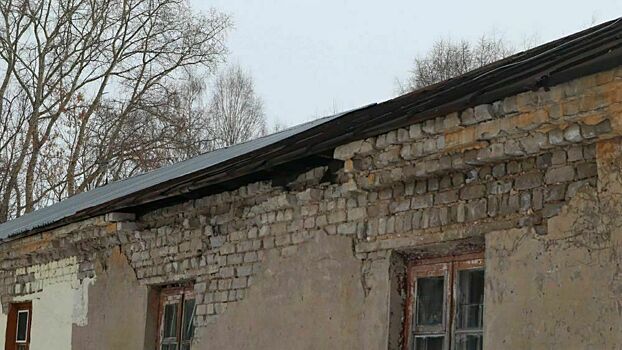 В Кирове многодетная семья переживает, что на их головы может рухнуть крыша