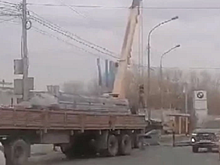 В Новосибирске с прицепа КАМАЗа слетел огромный станок