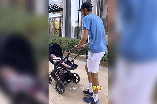 Жена теннисиста Медведева Дарья поделилась кадрами прогулки спортсмена с дочерью
