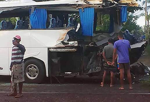 Поезд врезался в автобус с чешскими туристами в Шри-Ланке