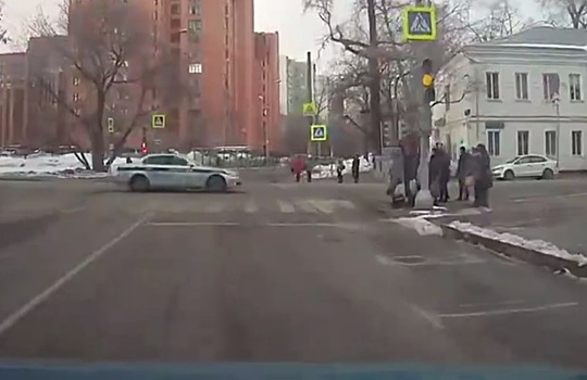 Полицейский сбил машину, а потом пешехода