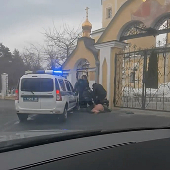 В Москве возле храма сняли на видео задержание голого мужчины