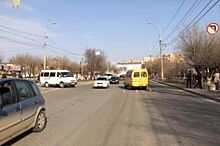 На юге Волгограда маршрутка сбила 35-летнего мужчину