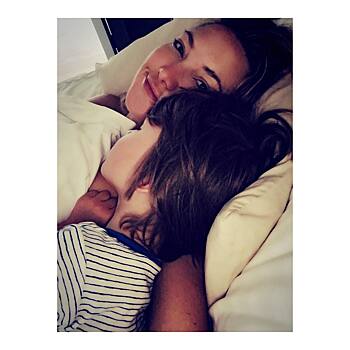 Актриса Кейт Хадсон отметила месяц со дня рождения дочки милой фотографией малышки